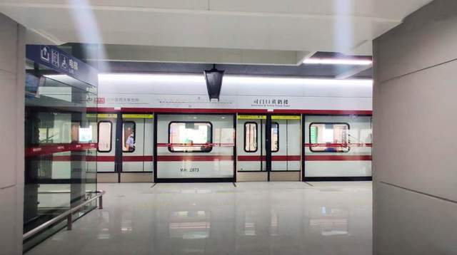 古典与现代艺术同框，在武汉闹市这座地铁站，随拍有意境的游客照