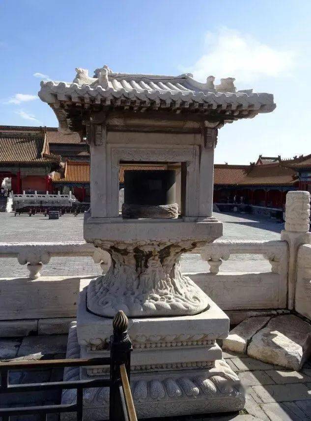 来源:网络江山社稷金殿江山社稷金殿是一座仿木结构建筑的铜镀金宫殿.