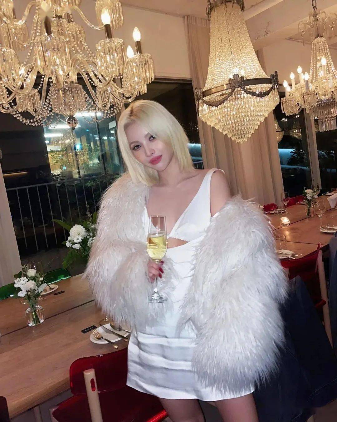 (g)i-dle田小娟,低v领短裙秀火辣身材,雍容华贵的"金发女神"_展现