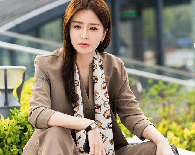 多情的秋季,穿西装搭配丝巾就可以霸气,秦岚搭配丝巾气质非凡_时尚