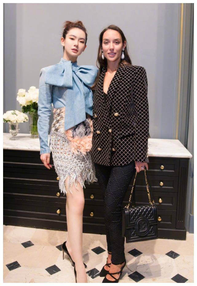 和戚薇别人合影,就能看出她的魅力有多强.对方穿黑衣服也不怕.