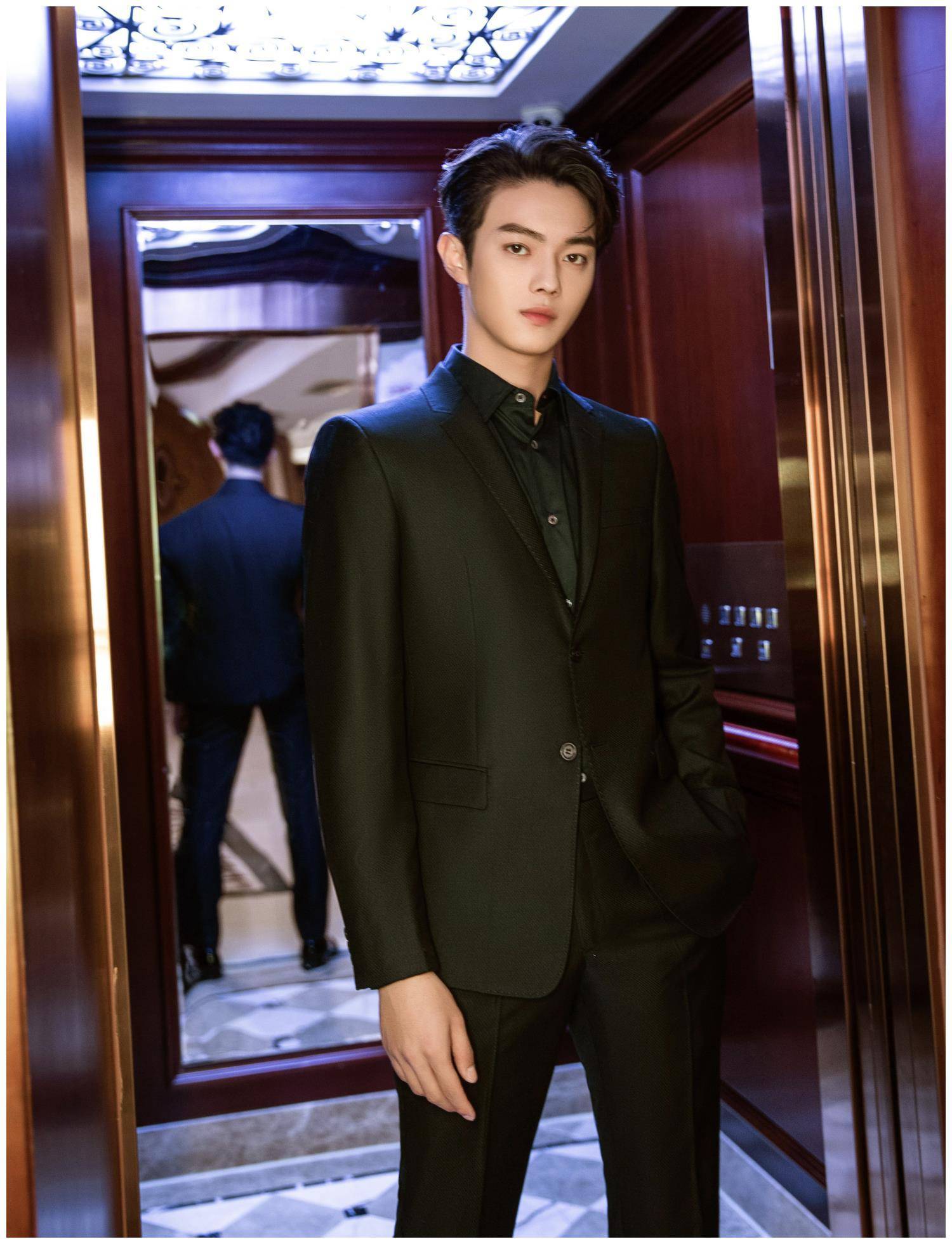 185cm许凯,搭配一身黑色西装造型,109cm腿长就是任性!_西服_魅力_风格