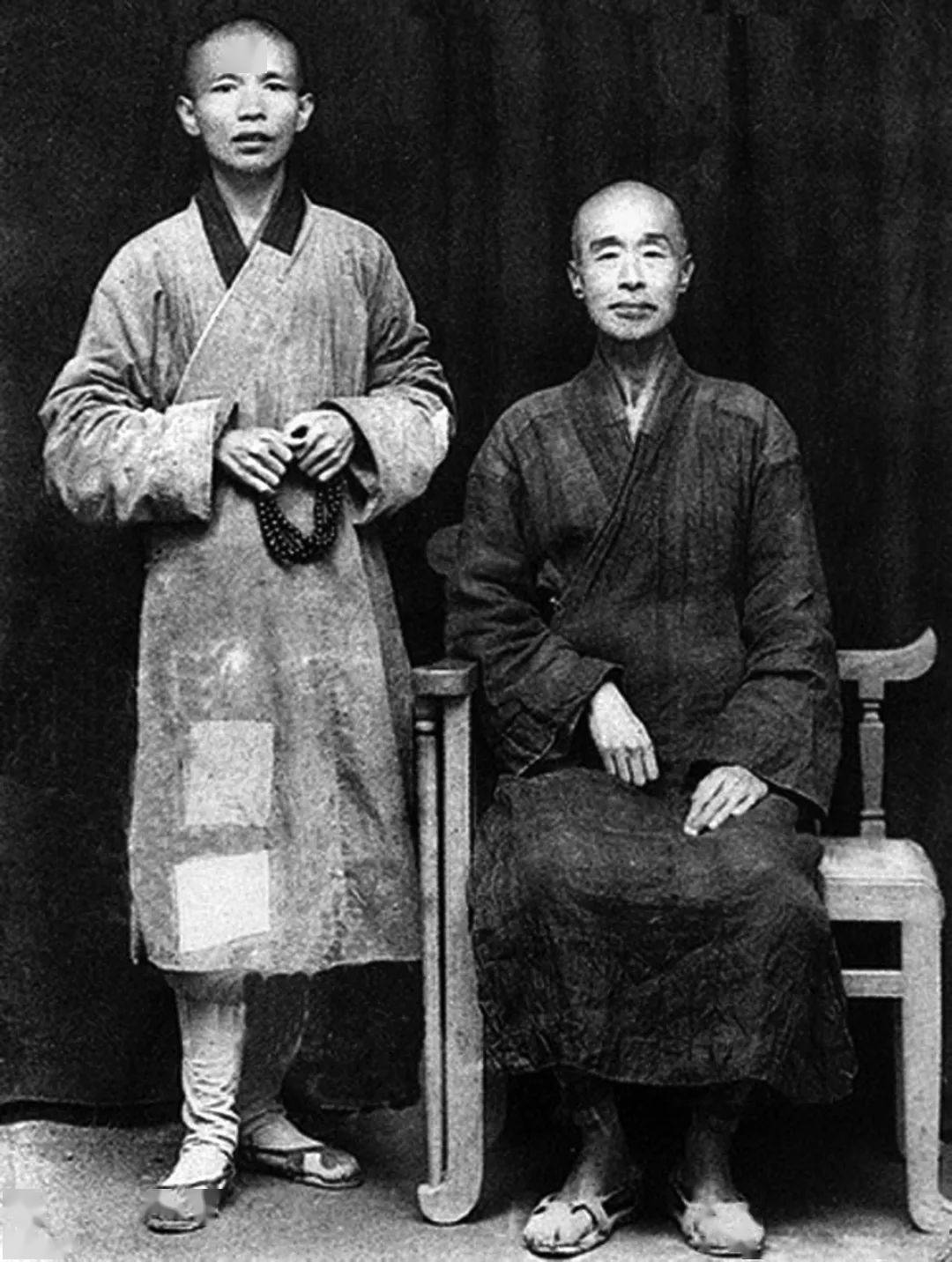 就是這樣的李叔同,1912年秋走進杭州師範的課堂時,又換上灰布長衫,黑