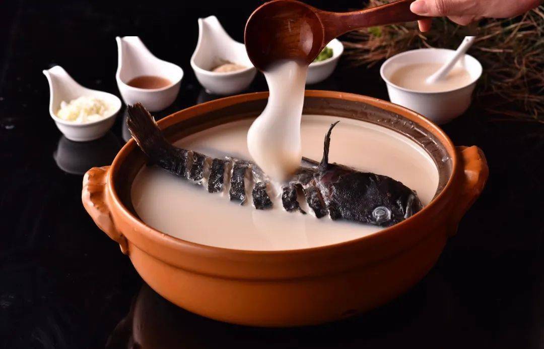 葱烧海参,东坡肉烧鲍鱼,鱼头泡饼,砂锅黑鱼汤.