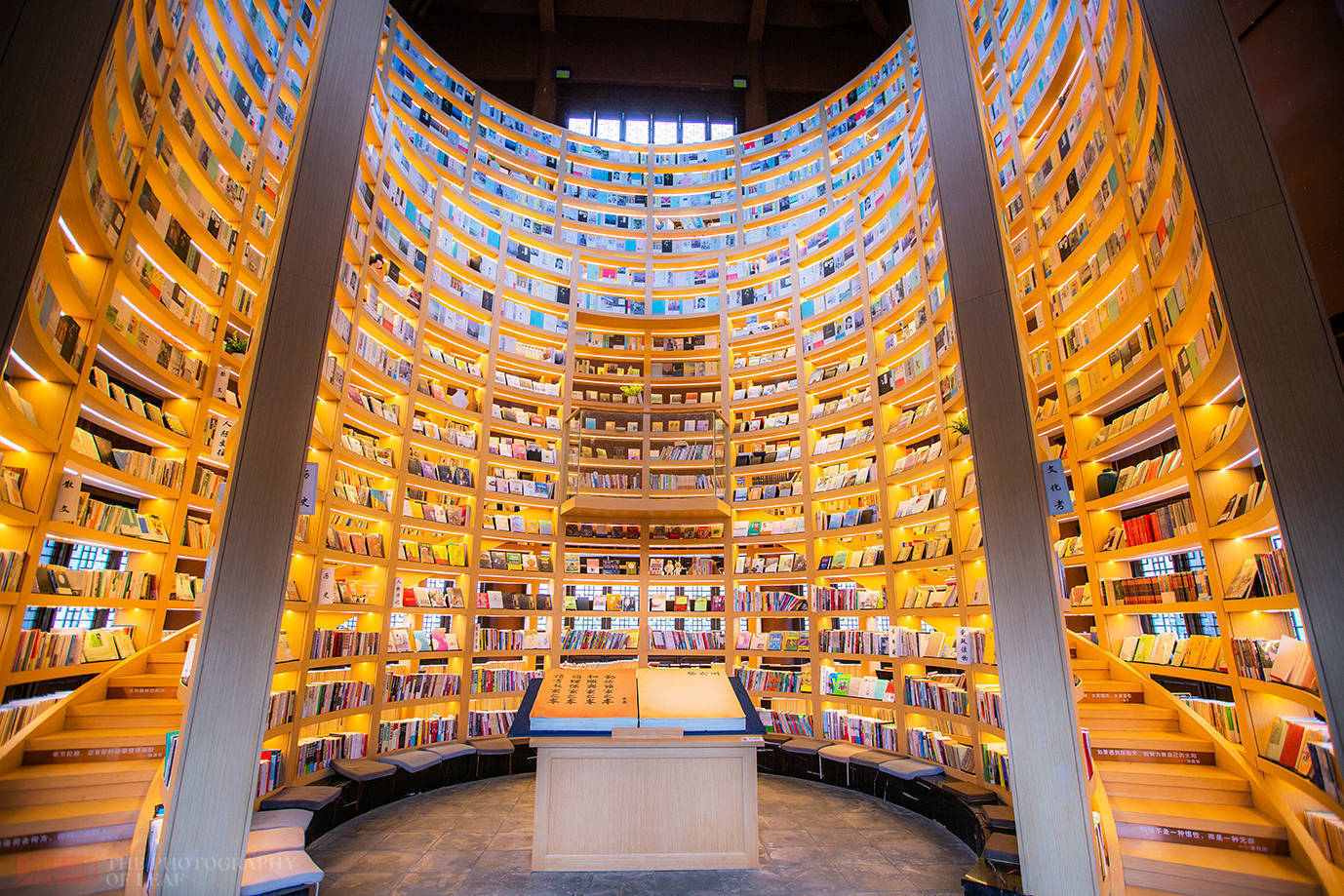 江西又一图书馆走红,奇特的书架造型让人眼前一亮,内藏书2万多册_文昌