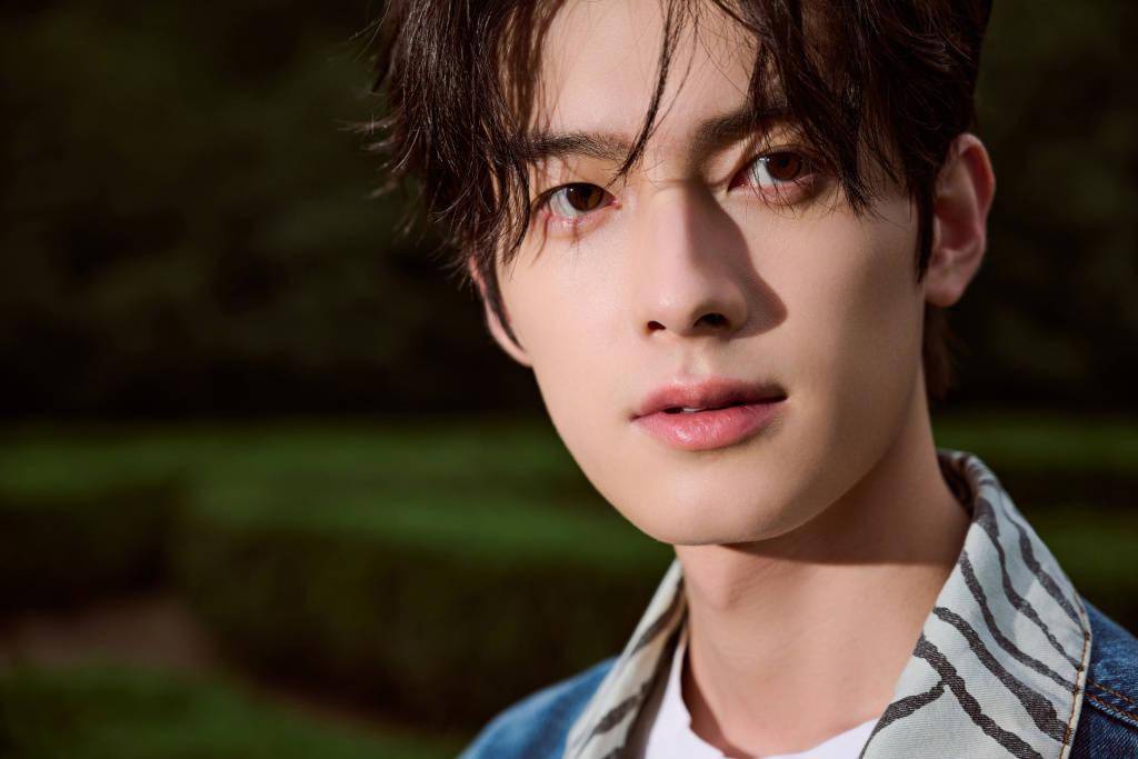 陈鹤一22岁生日写真释出 清爽少年融入大自然_牛仔_外套_写真