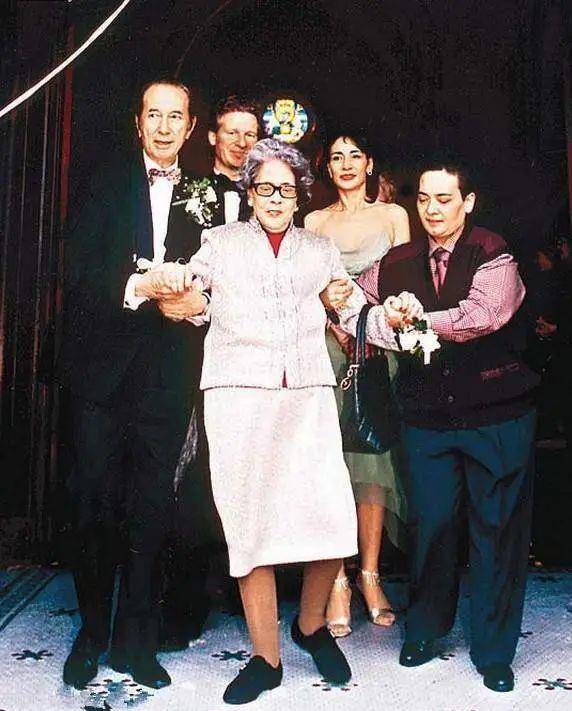 赌王最美千金:从接班人变疯癫,死后竟连一块墓碑都没有_何鸿燊_黎婉华