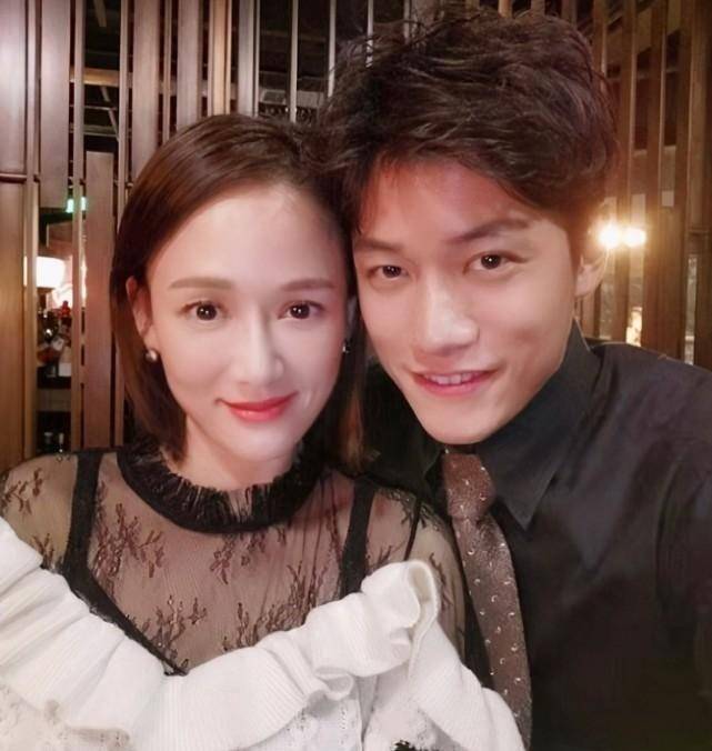 乔恩婚后迎首个生日,与alan合体放闪,露同款幸福笑夫妻相超足_王少伟