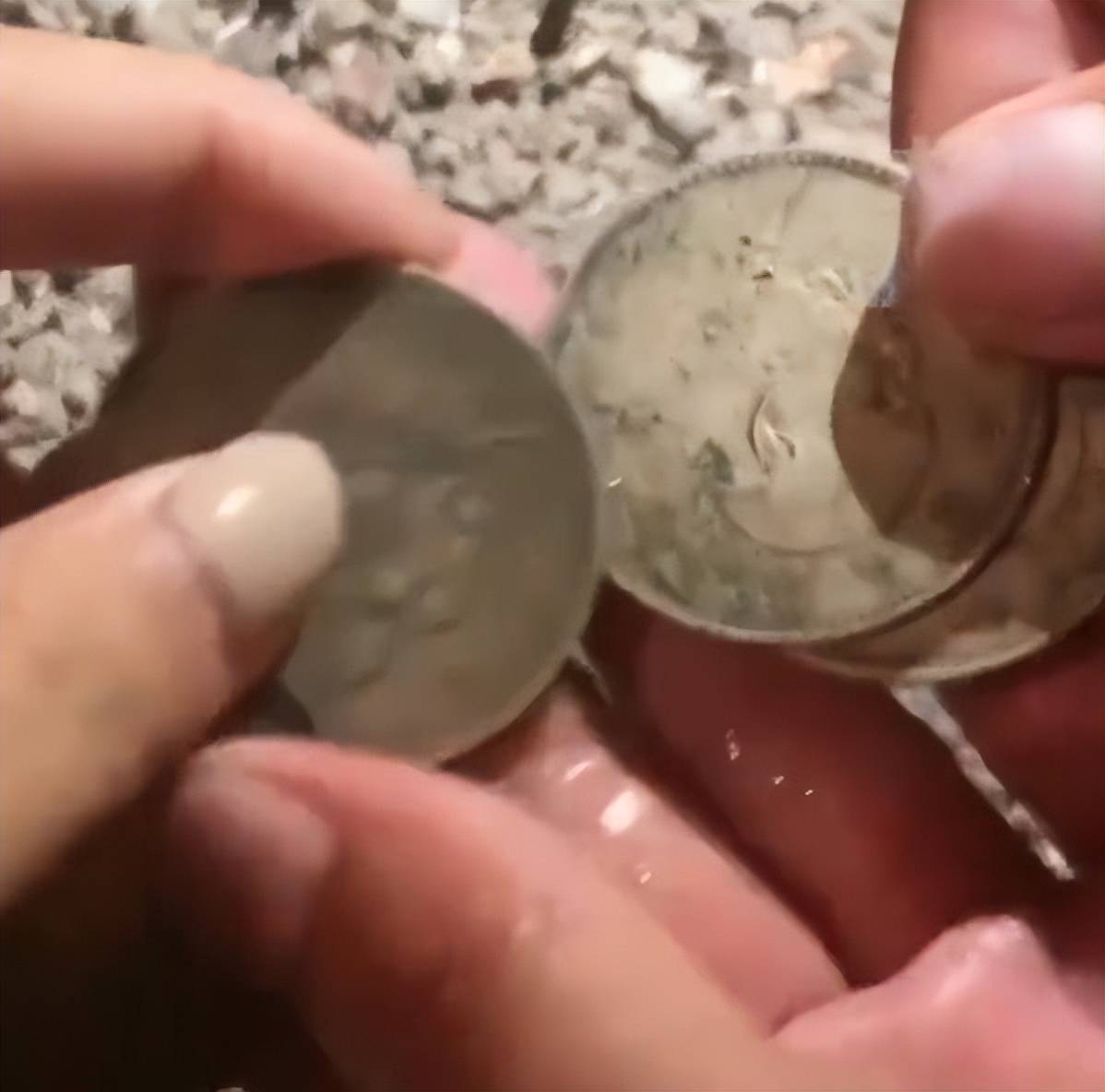河南信阳发现古钱币，上百人“寻宝”？官方回应：非文物，早年当地出殡时撒的钱币