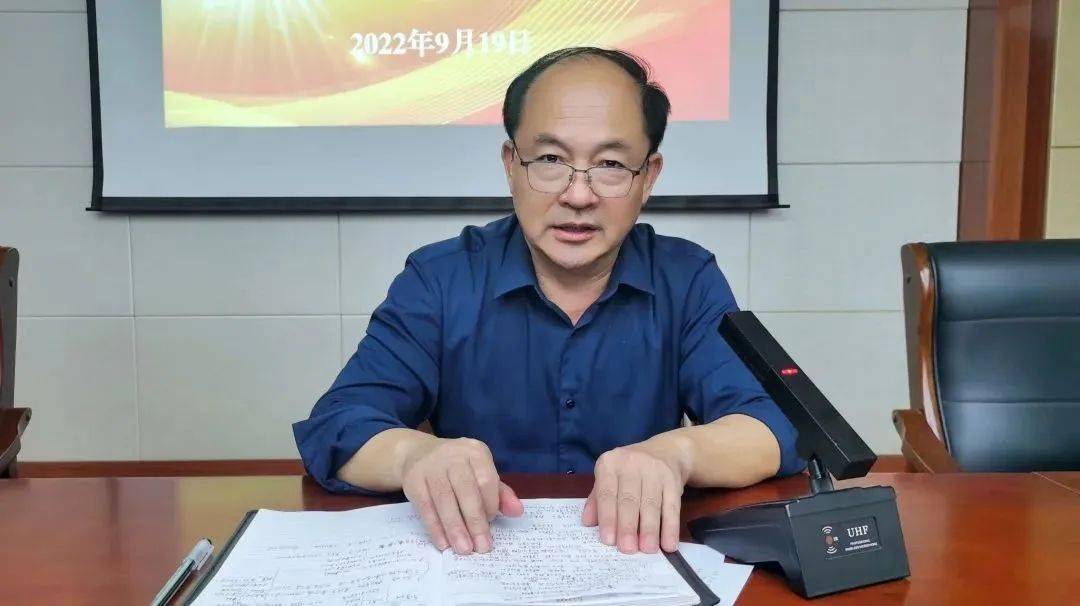 一个有情怀的好校长——记日照岚山一中校长陈常东_教学_工作_教育