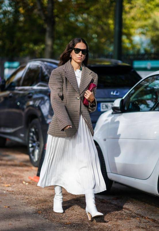 刘诗诗蓝色西装配百褶裙,超有气质_白色_外套_黑色