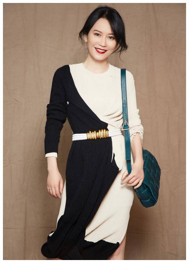 奔四奔五的女人,穿黑色连衣裙最有韵味,看俞飞鸿时装周高级造型_魅力