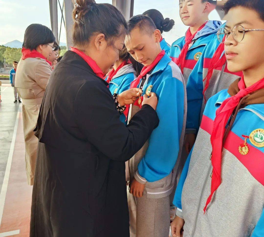 富春江初级中学隆重开展了"喜迎二十大,启航新未来"庆祝中国少年先锋