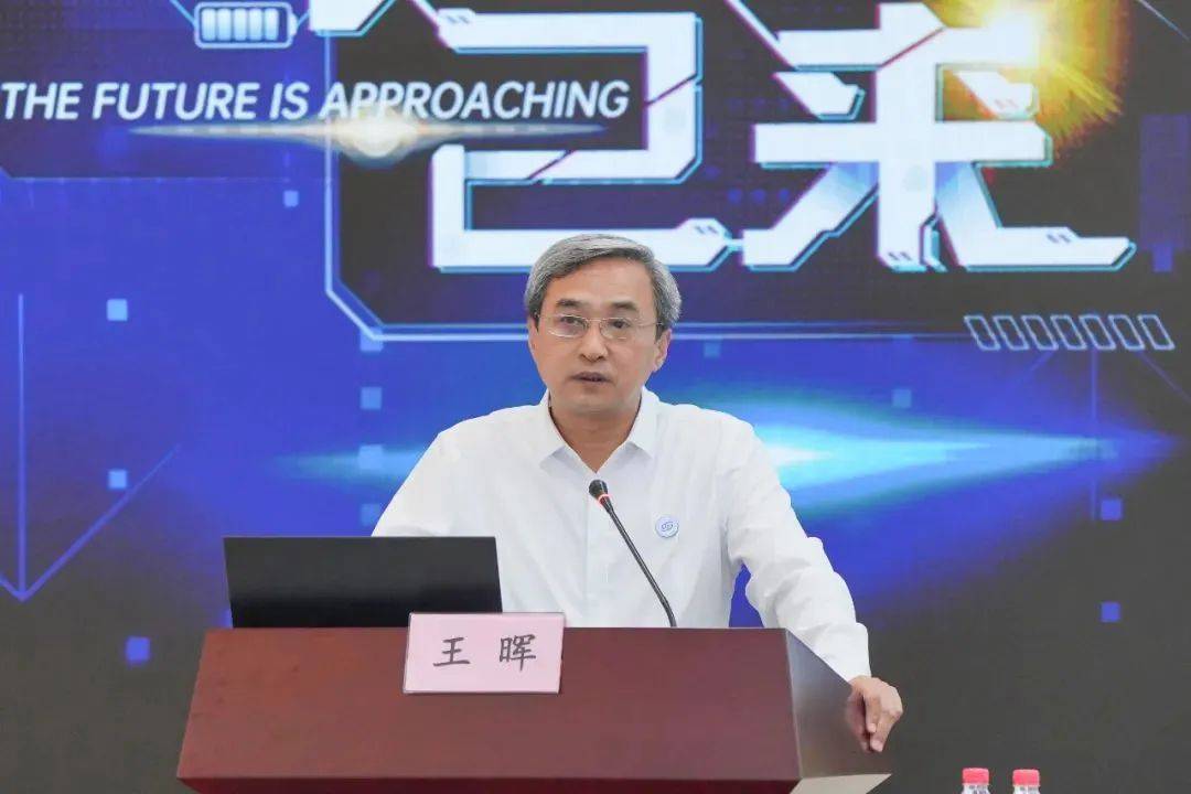 颇有意思的是,王晖是深圳信息学院第五任校长,也是继张基宏,邢锋之后