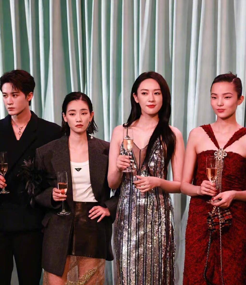 章子怡缺席"黄金位"换人站,李冰冰出风头_造型_明星_位置