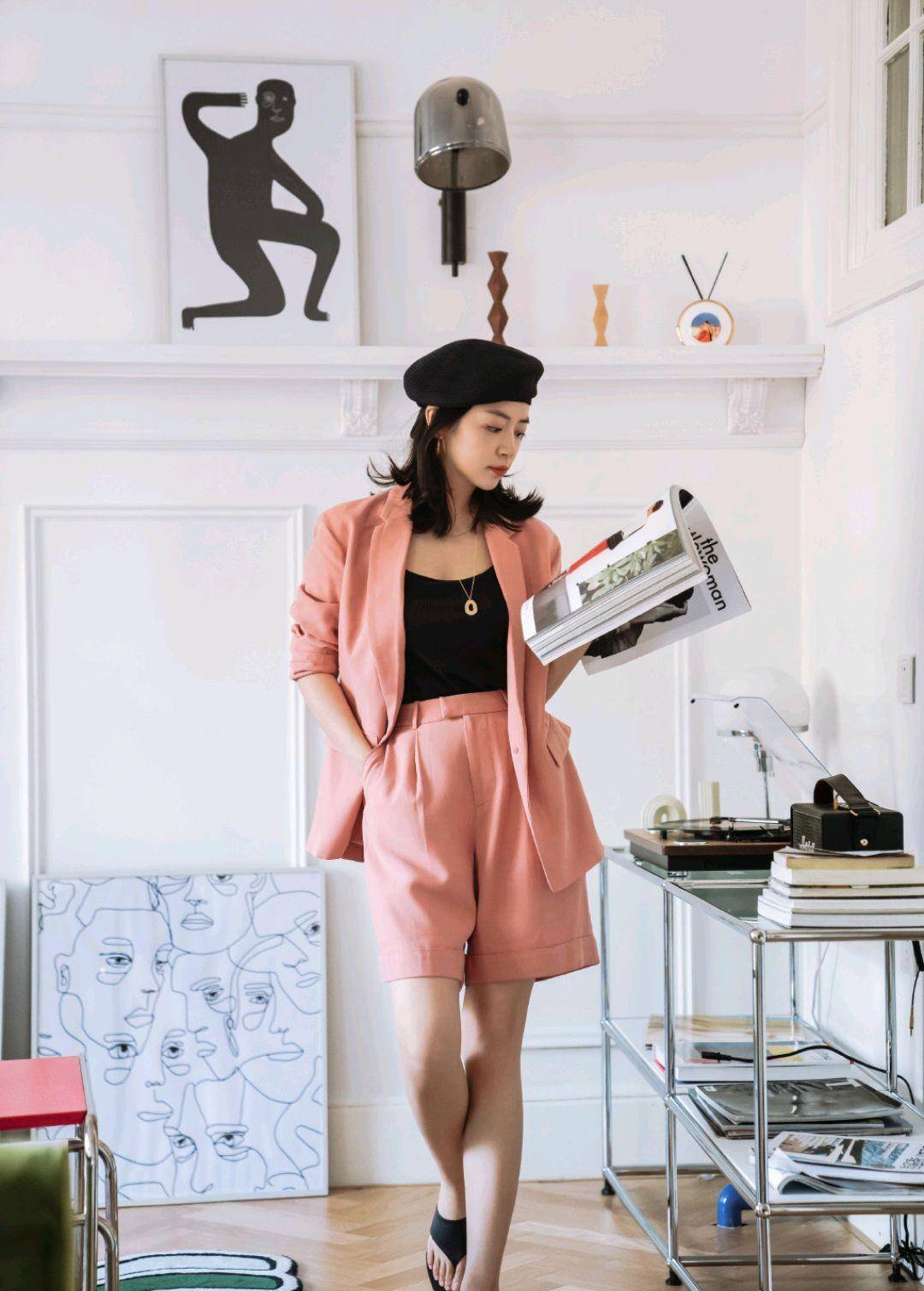 三木博主一直都是个"叠穿高手",穿西装自然也运用到了叠穿的技巧,秋秋