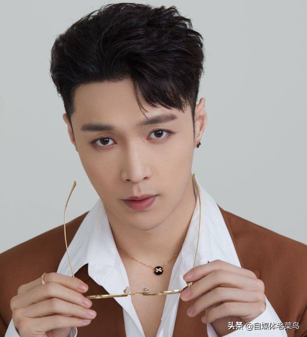 张艺兴发布新专辑莲,成立染色体公司,他终于蜕变了_表演_本人_舞蹈