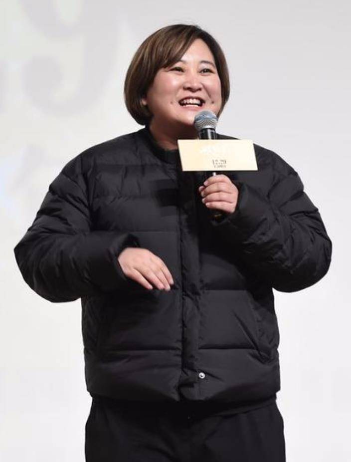 贾玲瘦了大变样,清纯旧照像邻家妹妹,如今脸油腻老太快!