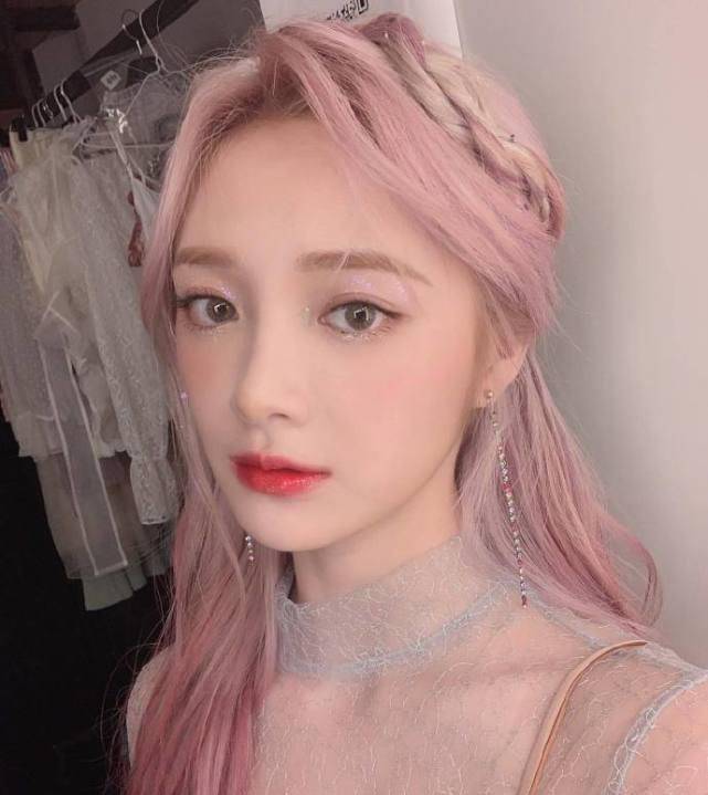 周洁琼染粉发变身"撕漫女",肤色却引发热议,女艺人审美真独特_头发