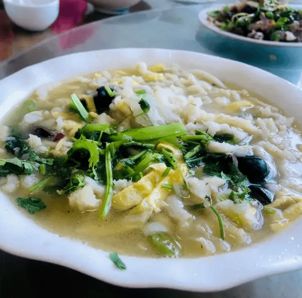 大增胡椒,香醋提味搭配蛋皮,香菜等增加层次鱼丝爽滑汪鱼丝汤口感鲜