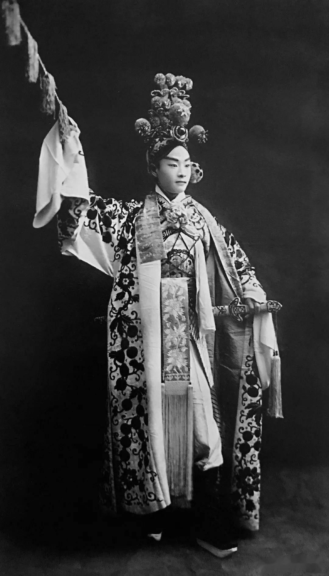 忽然想起,程砚秋年轻时有反串黄天霸的剧照,奶帅奶帅的,才是真的养眼.