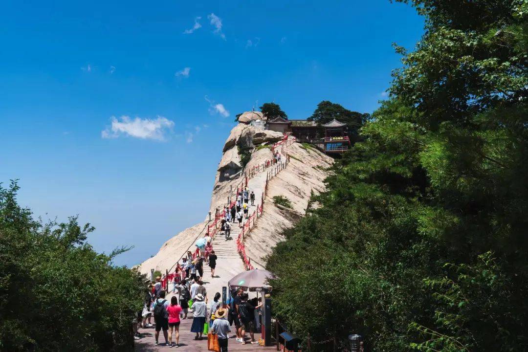 如華山著名的千尺幢,百尺峽,老君犁溝,擦耳崖,蒼龍嶺,長空棧道等都是