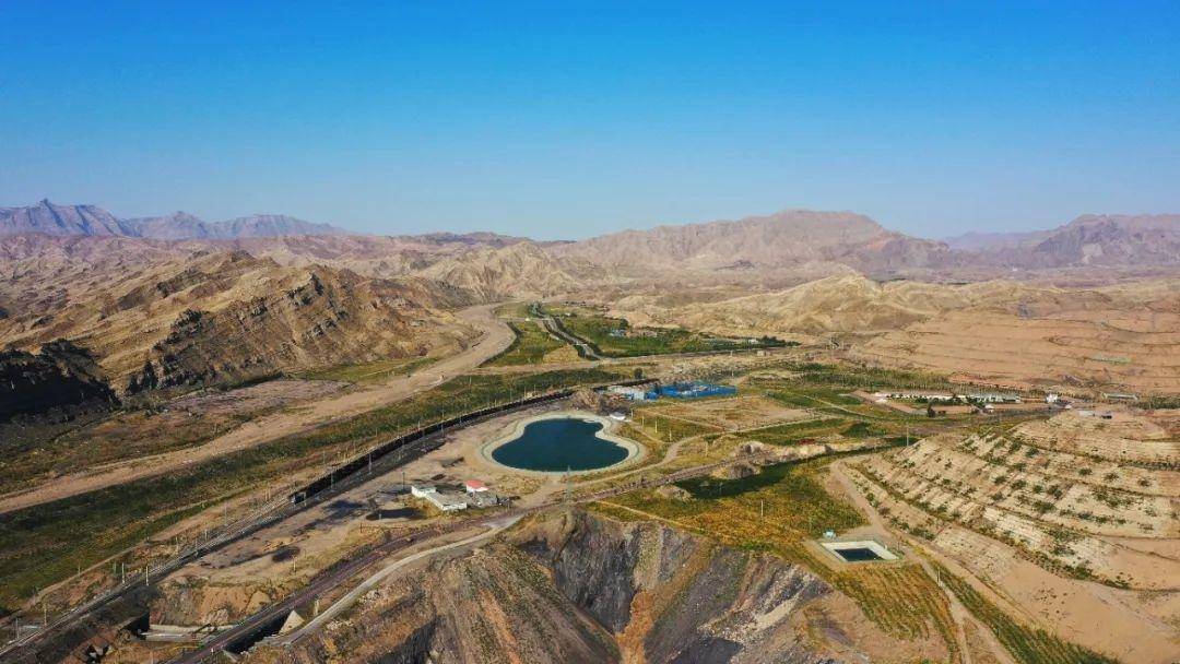 贺兰山里的汝箕沟,石炭井,王泉沟,正义关等矿区关闭了所有的露天煤矿