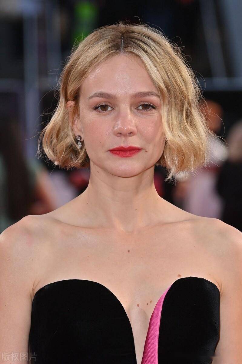 凯瑞·穆里根金色短发穿纯色无袖礼服靓丽时尚_英国伦敦_电影节_时间