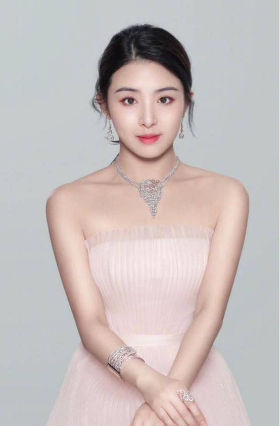 张含韵的时尚真有点大胆,这身裙装太抢镜,完美显出好身材_服装_造型