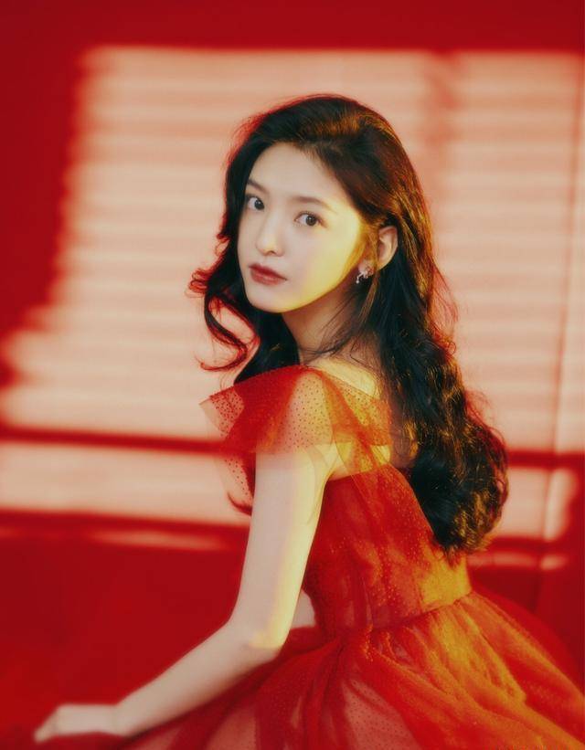 章若楠复古写真好惊艳,卷发气质浓郁,80年代港风美人来袭!