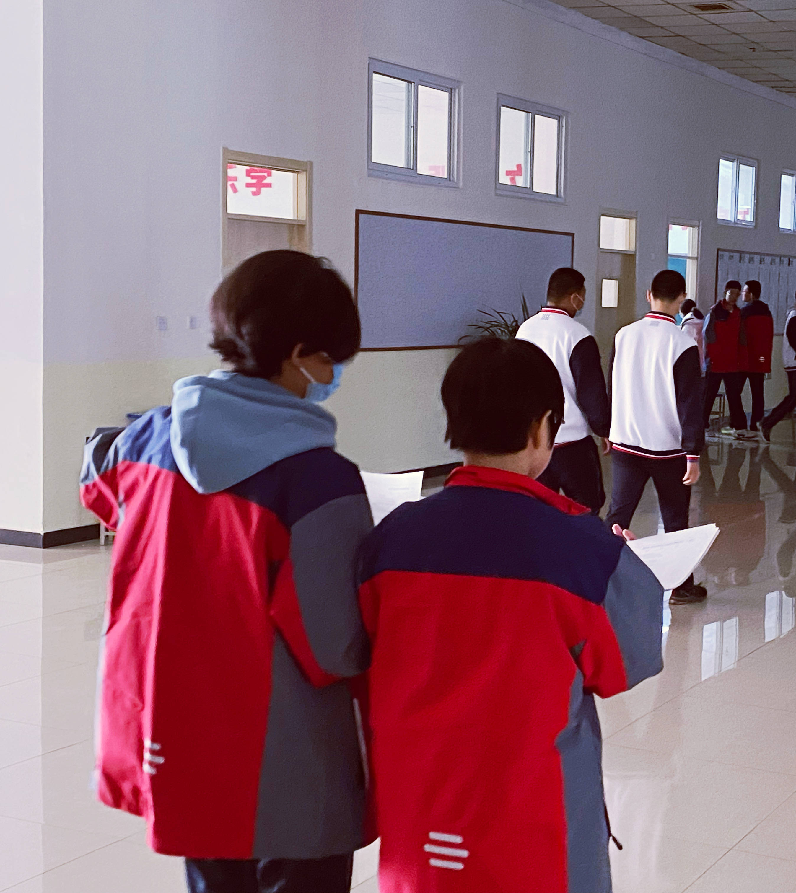 正行为 学规范 养习惯——自立中学开展行为规范月活动_校服_按要求