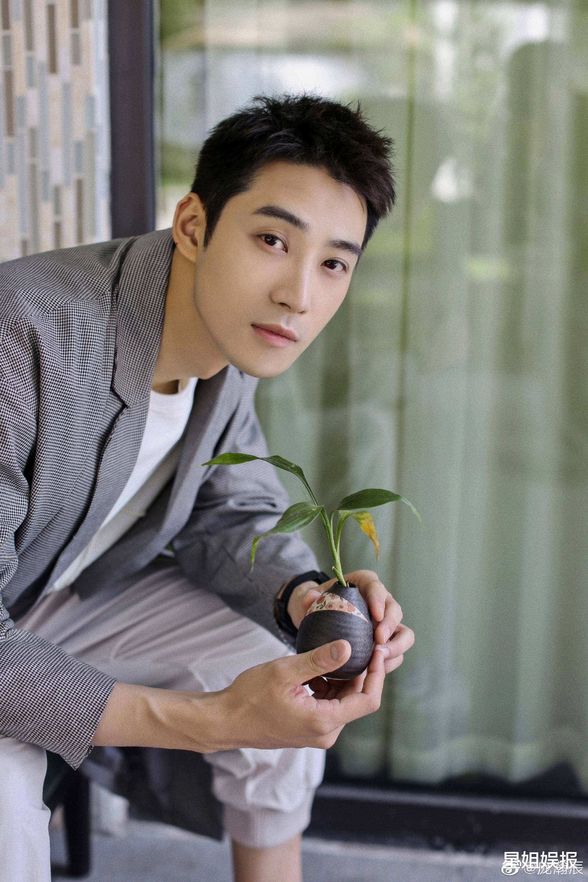 演过影版《微微》,他还是《一起同过窗》的肖海洋_庞瀚辰_罗杰_角色