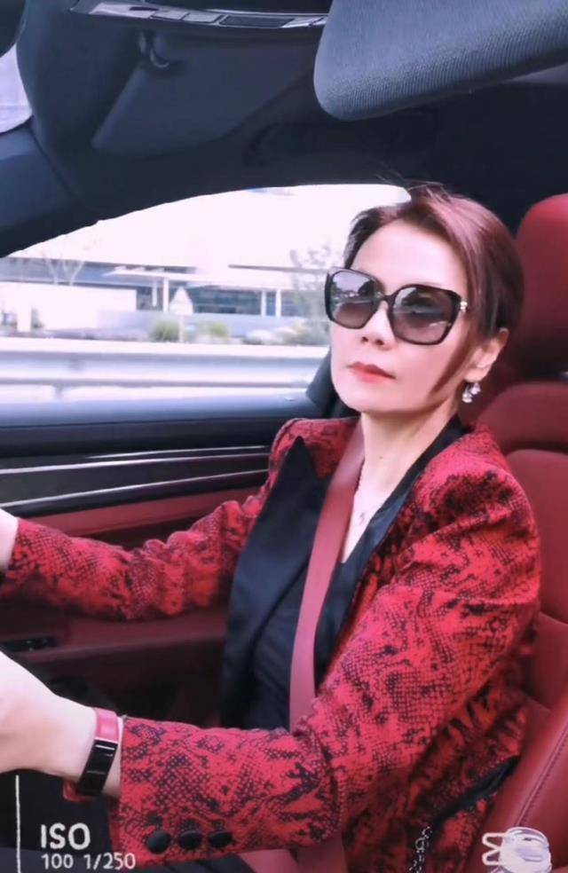 周冰倩开百万豪车出行,昔日主持一哥孙鸣洁露面,身材发福认不出