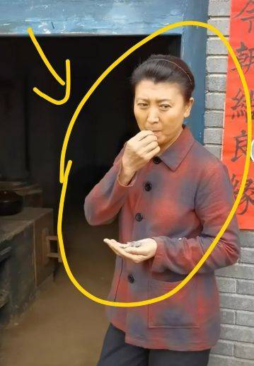 视频中,一向打扮精致的闫学晶,这一次,不仅全素颜现身农村,还穿上了老