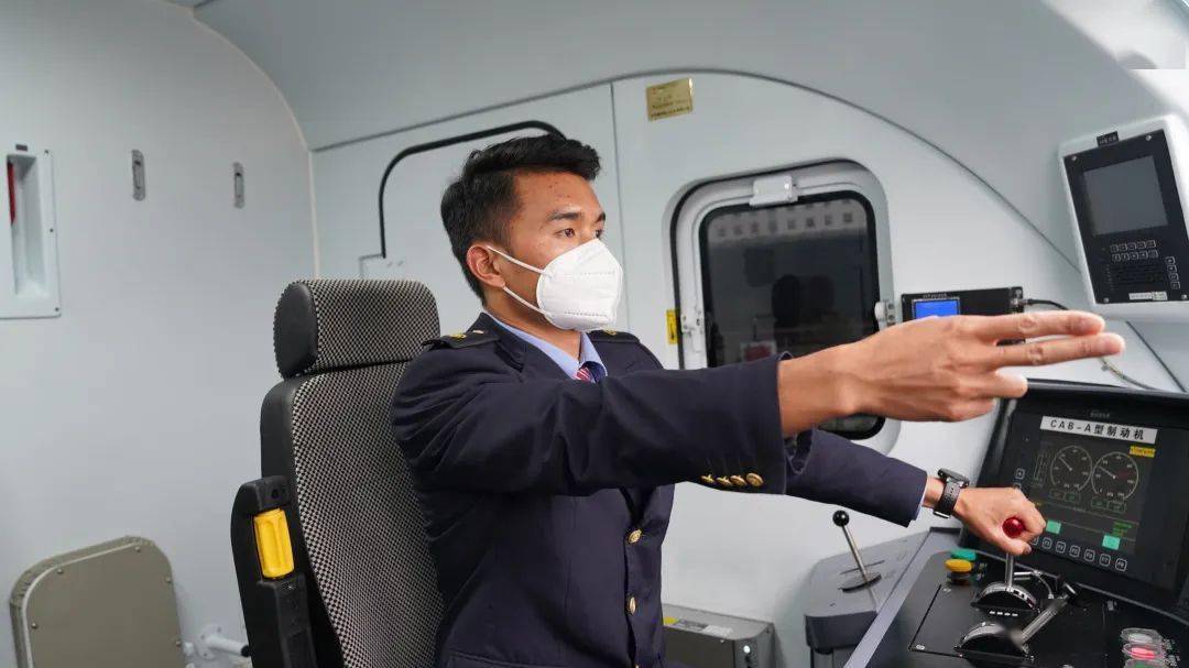 部件,操纵注意事项等,制作培训视频,让每一名机车乘务员掌握操纵方法