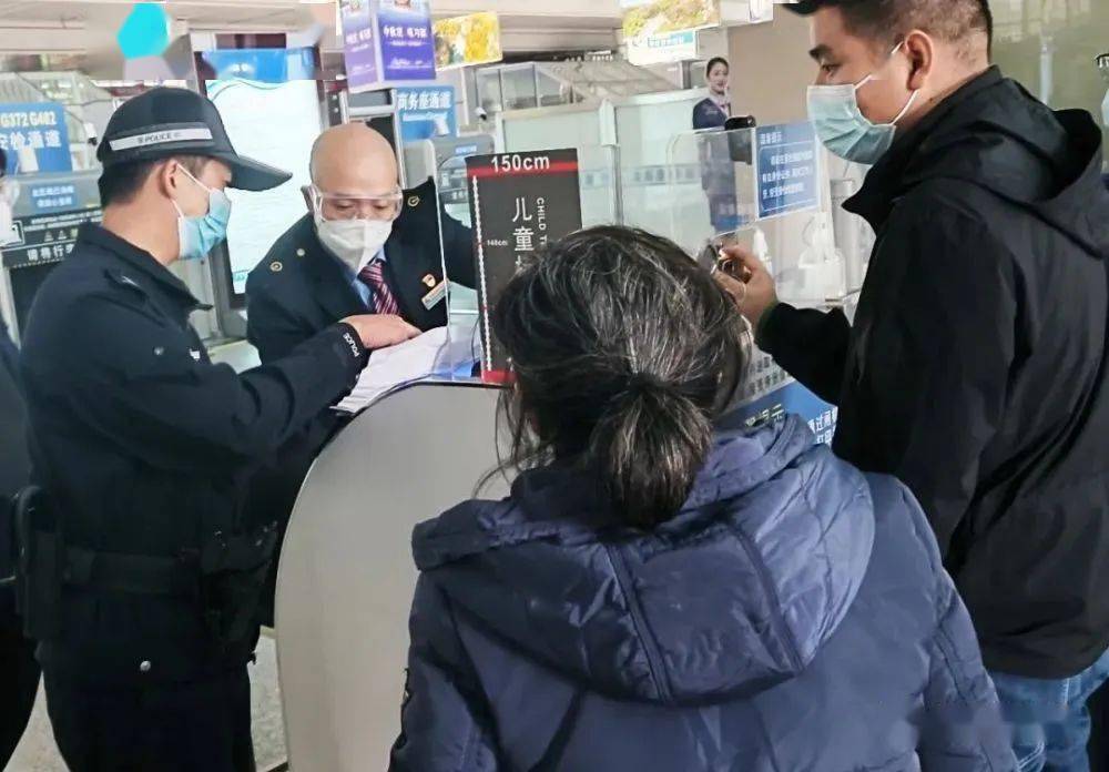 近日,餘干一74歲老人高鐵下錯車站,不會說普通話,所幸.