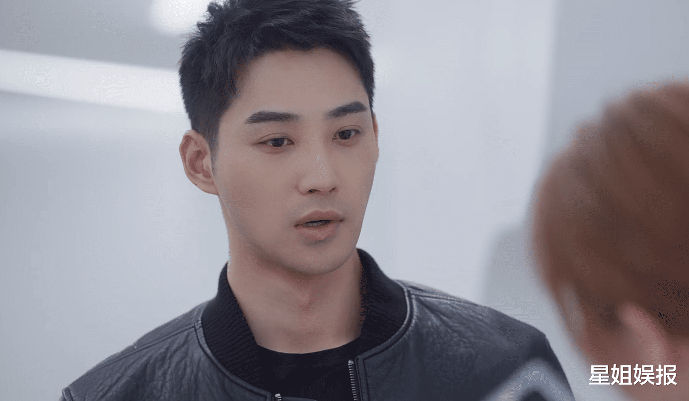 虽然罗杰当消防员是为了女主,但庞瀚辰为了演好罗杰这个角色,在进组前