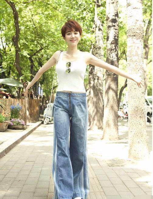 她是宋丹丹的干女儿,出道多年靠身材爆红,身材时尚不输林志玲_姜妍