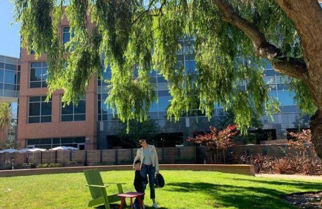 汪涵6岁儿子小沐沐近照曝光,首度登台走秀,眼大脸尖帅翻网友_杨乐乐