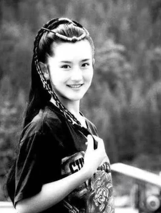 都说谢娜的"九妹"颜值不忍直视,看到她年轻的样子,令人惊艳_观众_微博