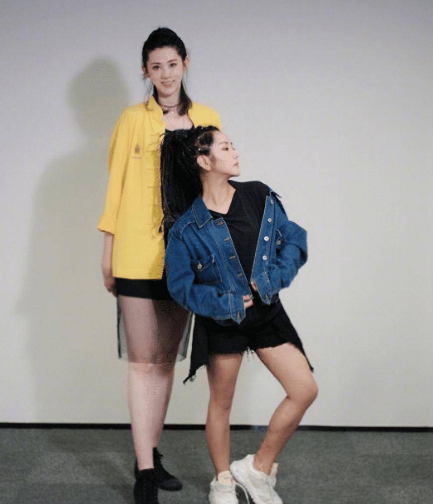 女排合影:肖战变娇小,李现显娇羞,只有高伟光hold住_惠若琪_姑娘_身高