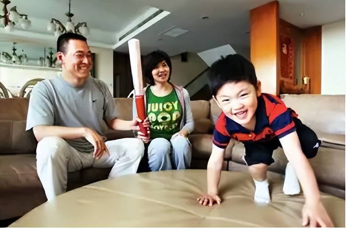 感情方面,庄泳后来又邂逅了沈坚强,他也是游泳运动员出身,两人在美国