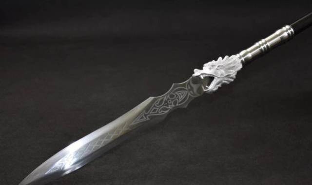 惊夜枪乃是上古十大神器之一,乃枪中之祖;据说盘古第十二代始祖在英山