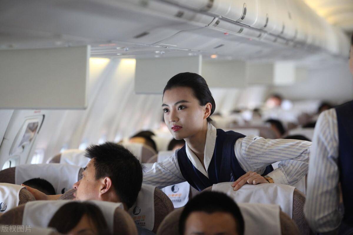 飞机要起飞时,空姐拿着"打火机"走到旅客旁边走边摁,是啥意思_乘客