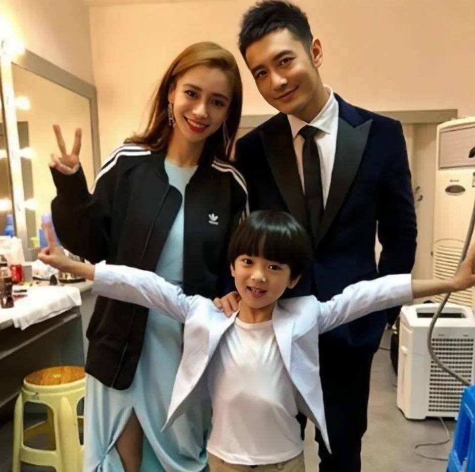 黄晓明离婚后倍感凄凉,孤身去老家青岛老街重游,勾起儿时记忆_婚姻