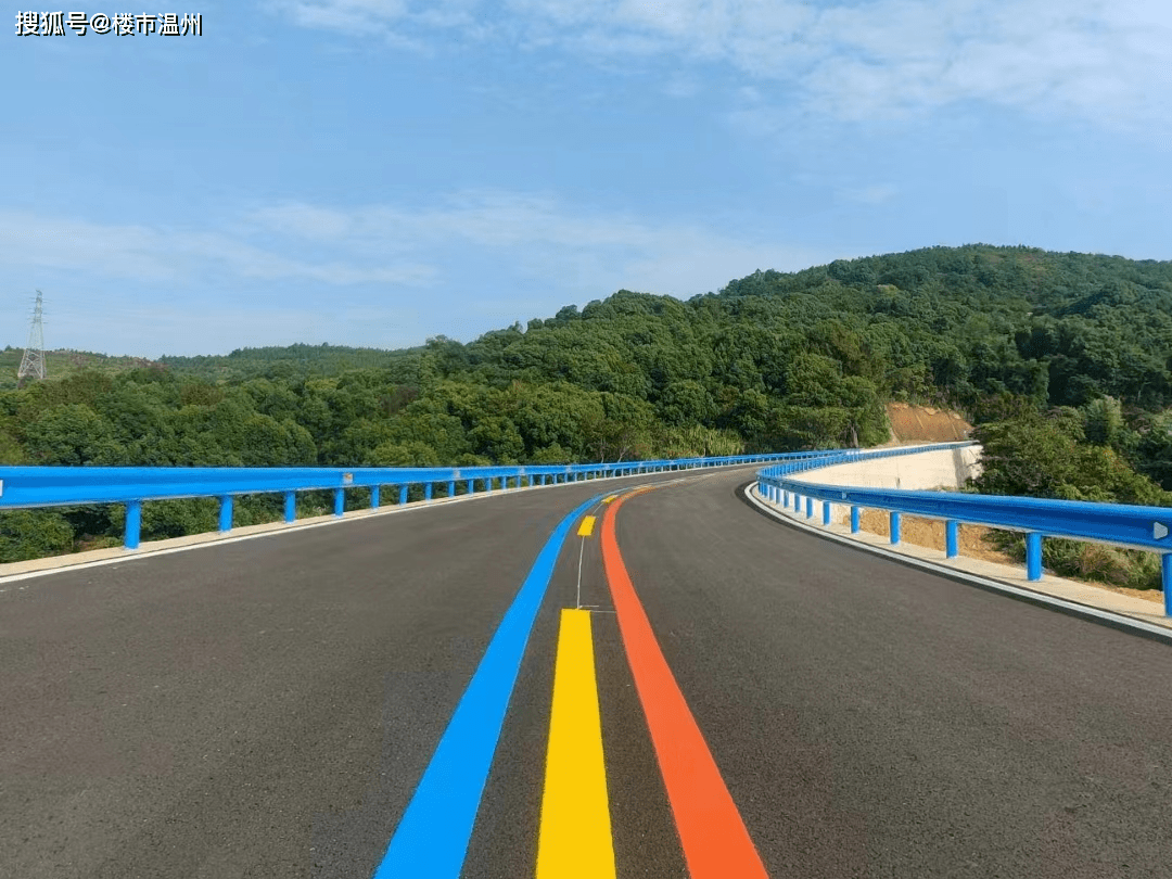 近日,苍南县168黄金海岸线"四好农村路"石砰桥南至大岙心段,炎亭至