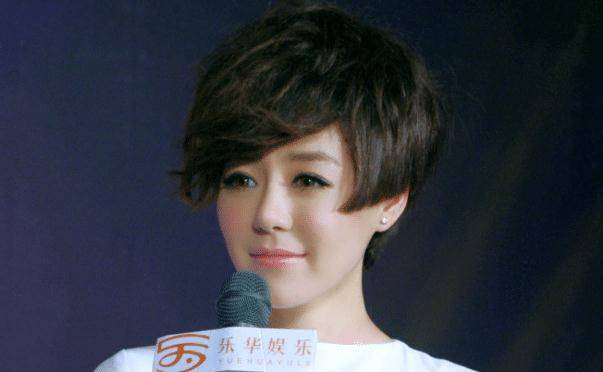 从小就很喜欢唱歌的安又琪,为了能够成为明星,一家人都很努力_因为