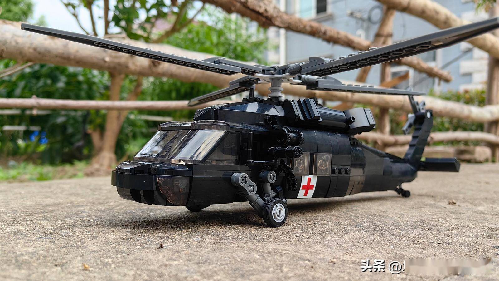 虽有不足,但仍值得入手的积木版黑鹰直升机_机身_鲁班积_驾驶舱