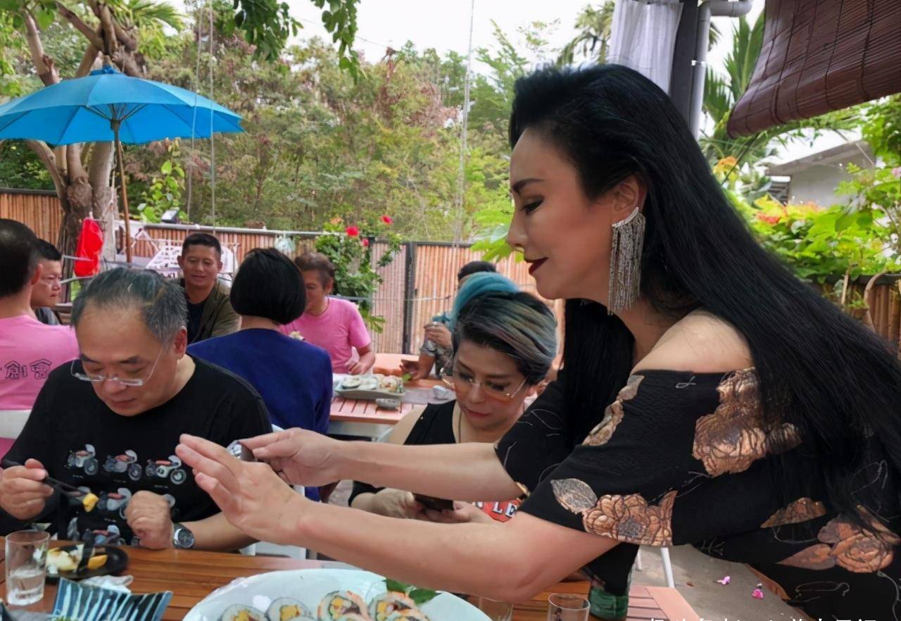 53岁田丽老了也惊艳,穿碎花裙风姿卓越,复古发型太摩登_女性_黑色