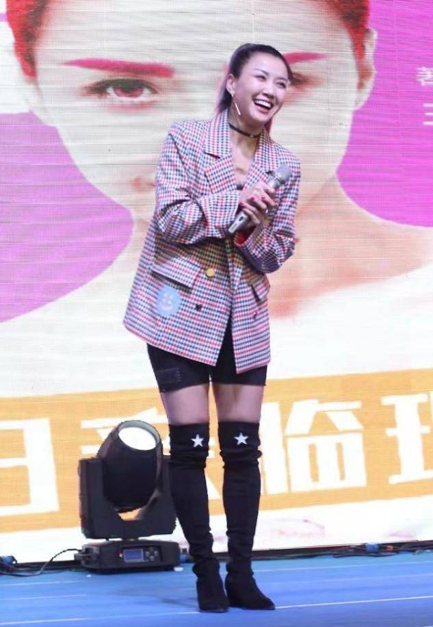 王蓉罕见出席活动胖变样,穿长筒靴大象腿勒出痕,胖后颜值却高了_西装